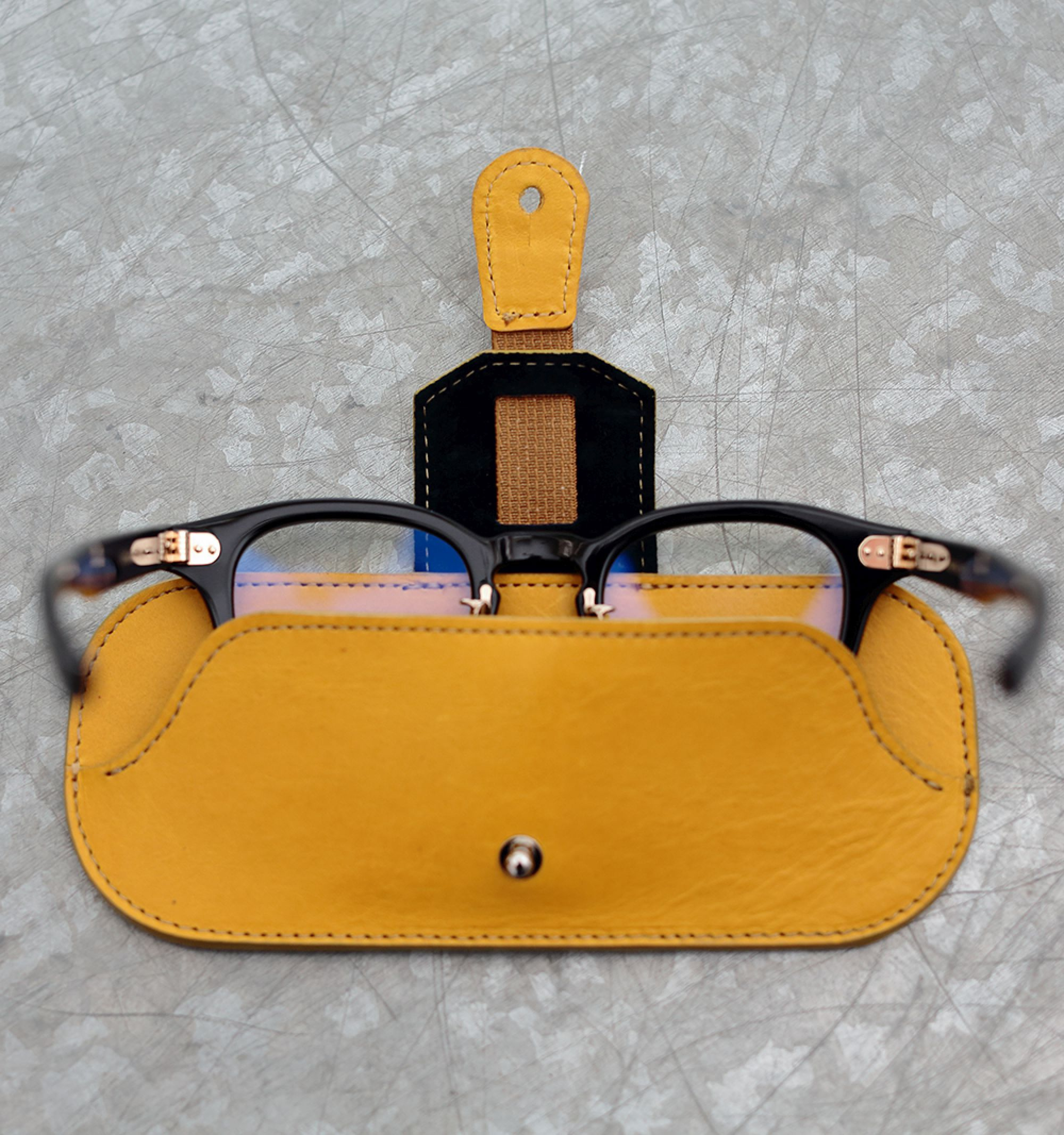 DIFFUSER TOKYO / OIL LEATHER SMART EYEWEAR CASE / YELLOW & NAVY