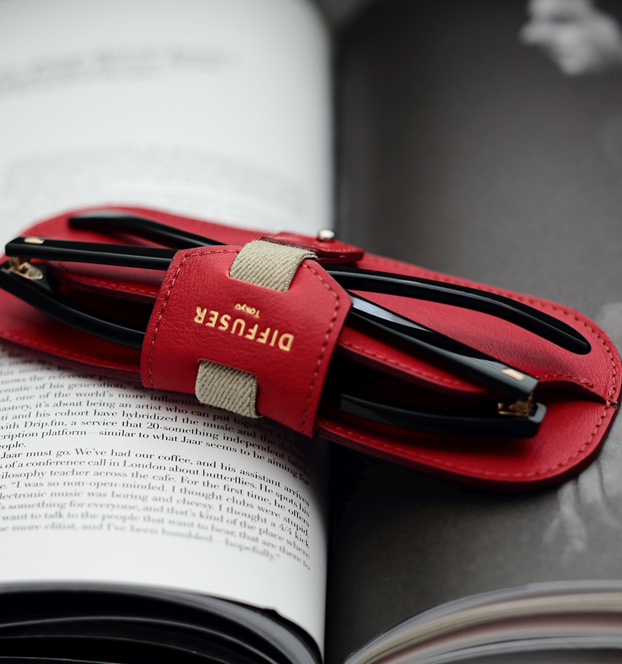 DIFFUSER TOKYO / OIL LEATHER SMART EYEWEAR CASE / RED & LIGHT BROWN